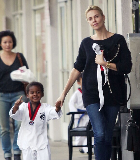 Exclusif - Charlize Theron va chercher son fils Jackson à son cours de karaté à Los Angeles, le 23 février 2015