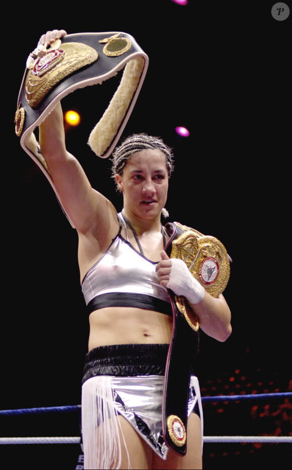 Myriam Lamarre lors de son comabt pour le titre WBA des super-légers face à Jane Couch, au Palais Omnisport de Bercy à Paris, le 5 décembre 2005