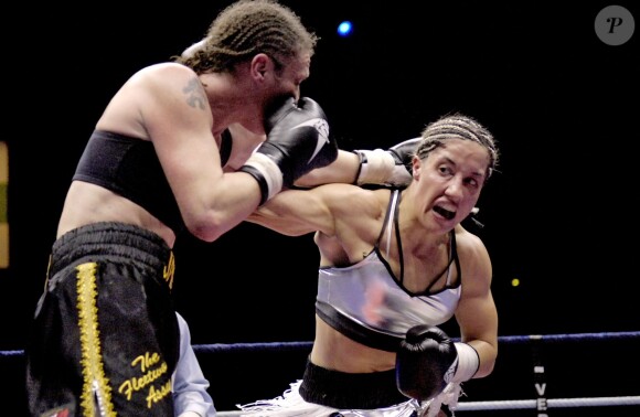 Myriam Lamarre lors de son comabt pour le titre WBA des super-légers face à Jane Couch, au Palais Omnisport de Bercy à Paris, le 5 décembre 2005
