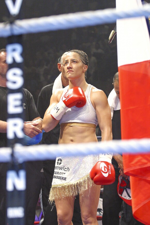 Myriam Lamarelors de la défense de son titre dans la catégorie super-légers face à Elena Tverkholev au Palais des Sports de Marseille, le 29 avril 2005