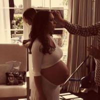 Jennifer Love Hewitt enceinte : Belle le ventre à l'air, elle dévoile son secret