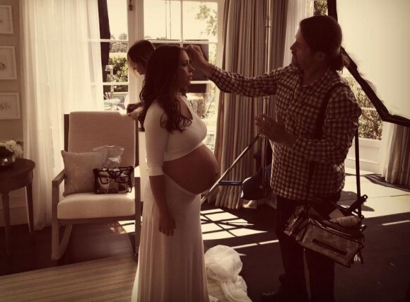 Jennifer Love Hewitt, enceinte, sur le shooting de la campagne Palmer's. Mai 2015