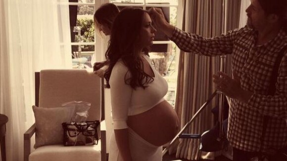 Jennifer Love Hewitt enceinte : Belle le ventre à l'air, elle dévoile son secret