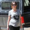 Exclusif - Jennifer Love Hewitt enceinte se promène à Santa Monica, le 9 avril 2015.