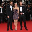  Marion Cotillard&nbsp;(robe Dior et bijoux Chopard)&nbsp;entre Michael Fassbender et Justin Kurzel - Mont&eacute;e des marches du film "Macbeth" lors du 68e Festival International du Film de Cannes le 23 mai 2015 