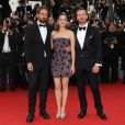  Marion Cotillard&nbsp;(robe Dior)&nbsp;entre Michael Fassbender et Justin Kurzel - Mont&eacute;e des marches du film "Macbeth" lors du 68e Festival International du Film de Cannes le 23 mai 2015 