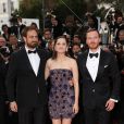  Marion Cotillard&nbsp;(robe Dior)&nbsp;entre Michael Fassbender et Justin Kurzel - Mont&eacute;e des marches du film "Macbeth" lors du 68e Festival International du Film de Cannes le 23 mai 2015 