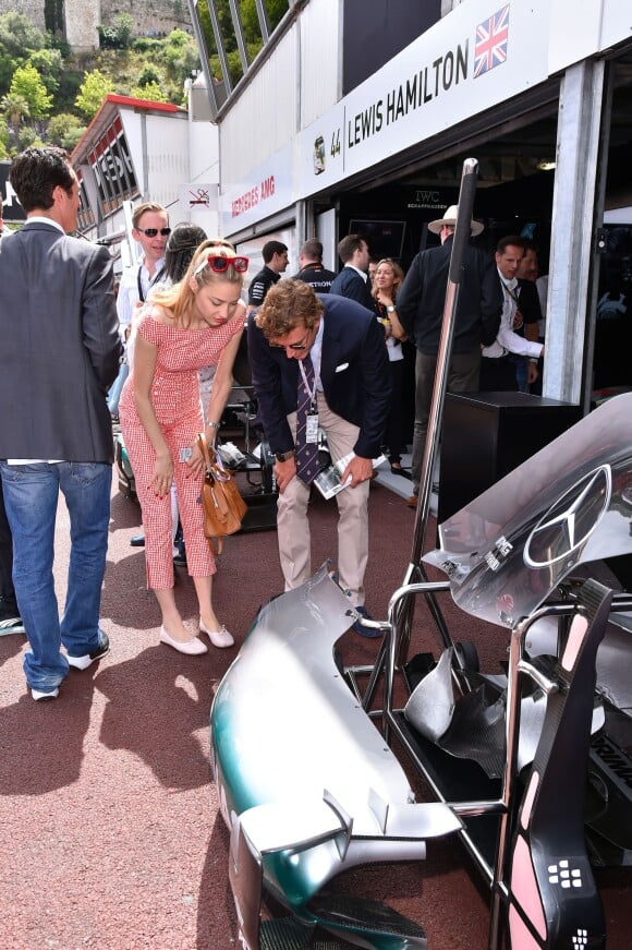 Pierre Casiraghi et sa fiancée Beatrice Borromeo, très intéressé par l'univers de la Formule 1 dans le paddock du Grand Prix de Monaco durant les essais du 23 mai 2015