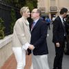 Le prince Albert II de Monaco et son épouse la princesse Charlene, amoureux et complices lors de leur visite aux spectateurs de la tribune de l'association monégasque des handicapés moteur, lors des essais du Grand Prix de Monaco le 23 mai 2015