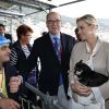 Le prince Albert II de Monaco, son épouse la princesse Charlene accompagnée de son petit chien Monte, lors de leur visite aux spectateurs de la tribune de l'association monégasque des handicapés moteur, lors des essais du Grand Prix de Monaco le 23 mai 2015