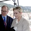 Le prince Albert II de Monaco, son épouse la princesse Charlene accompagnée de son petit chien Monte, lors de leur visite aux spectateurs de la tribune de l'association monégasque des handicapés moteur, lors des essais du Grand Prix de Monaco le 23 mai 2015