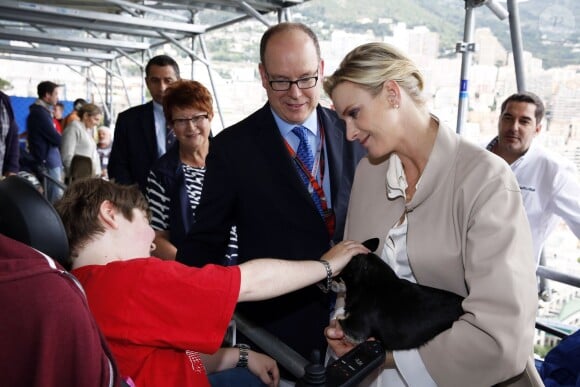 Le êtit chien Monte de la princesse Charlene a rencontré un vif succès lors de la visite aux spectateurs de la tribune de l'association monégasque des handicapés moteur, lors des essais du Grand Prix de Monaco le 23 mai 2015