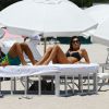 Julia Pereira et son compagnon profitent d'un après-midi ensoleillé sur une plage de Miami, le 16 mai 2015.