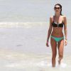 Le mannequin brésilien Julia Pereira profite d'un après-midi ensoleillé sur une plage de Miami, le 16 mai 2015.