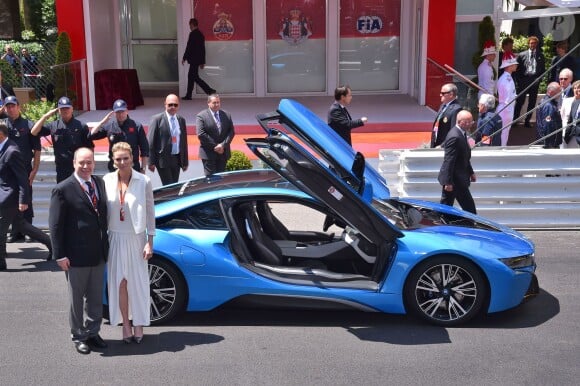 Le prince Albert II de Monaco et la princesse Charlene ont ouvert la piste à bord d'une BMW i8 lors du 73e Grand Prix de Monaco le 24 mai 2015.