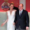 La princesse Charlene et le prince Albert II de Monaco lors du 73e Grand Prix de Monaco le 24 mai 2015.