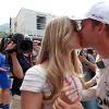 Vivian Sibold, enceinte, félicite son amoureux Nico Rosberg, victorieux (pour la 3e année consécutive) lors du 73e Grand Prix de Monaco le 24 mai 2015.