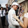 Vivian Sibold, enceinte, félicite son amoureux Nico Rosberg, victorieux (pour la 3e année consécutive) lors du 73e Grand Prix de Monaco le 24 mai 2015.