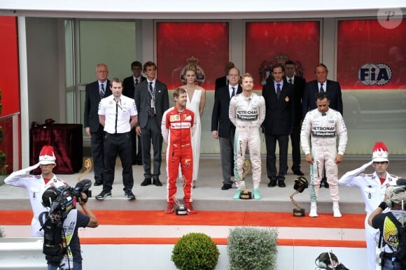 Le prince Albert II de Monaco, son épouse la princesse Charlene et ses deux neveux Pierre et Andrea Casiraghi lors de la cérémonie du podium du 73e Grand Prix de Monaco le 24 mai 2015, remporté par Nico Rosberg devant Sebastian Vettel et Lewis Hamilton