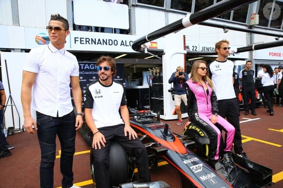 Cristiano Ronaldo, Fernando Alonso, Cara Delevingne et Jenson Button lors du 73e Grand Prix de Monaco le 24 mai 2015.