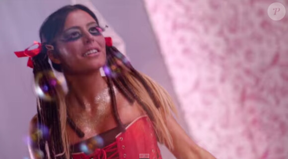 Anaïs Camizuli dans le clip du morceau Move Your Body. Titre de Julien Edelstein. Mai 2015.