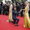 Un jeune homme demande en mariage sa compagne - Montée des marches du film "La Glace et le Ciel" pour la cérémonie de clôture du 68e Festival du film de Cannes, le 24 mai 2015.