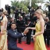 Un jeune homme demande en mariage sa compagne - Montée des marches du film "La Glace et le Ciel" pour la cérémonie de clôture du 68e Festival du film de Cannes, le 24 mai 2015.
