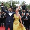 Un jeune homme, l'air fier, a demandé en mariage sa compagne pendant la montée des marches du film "La Glace et le Ciel" pour la cérémonie de clôture du 68e Festival du film de Cannes, le 24 mai 2015.