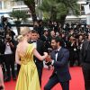 Un jeune homme demande en mariage sa compagne mais le protocole le stoppe - Montée des marches du film "La Glace et le Ciel" pour la cérémonie de clôture du 68e Festival du film de Cannes, le 24 mai 2015.