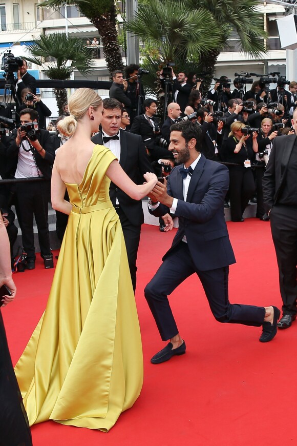 Un jeune homme demande en mariage sa compagne mais le protocole le stoppe - Montée des marches du film "La Glace et le Ciel" pour la cérémonie de clôture du 68e Festival du film de Cannes, le 24 mai 2015.