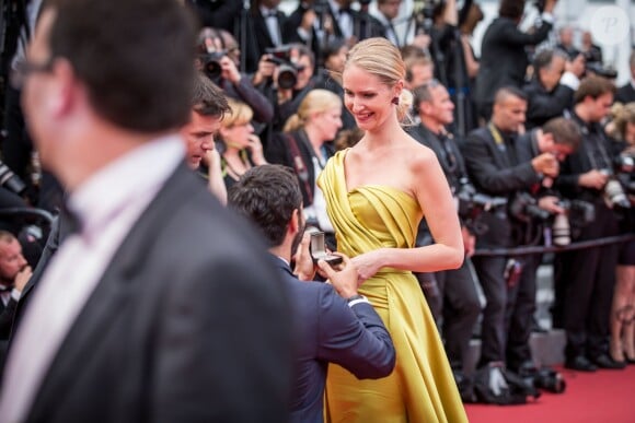 Un jeune homme demande en mariage sa compagne avant que le procotole n'intervienne - Montée des marches du film "La Glace et le Ciel" pour la cérémonie de clôture du 68e Festival du film de Cannes, le 24 mai 2015.
