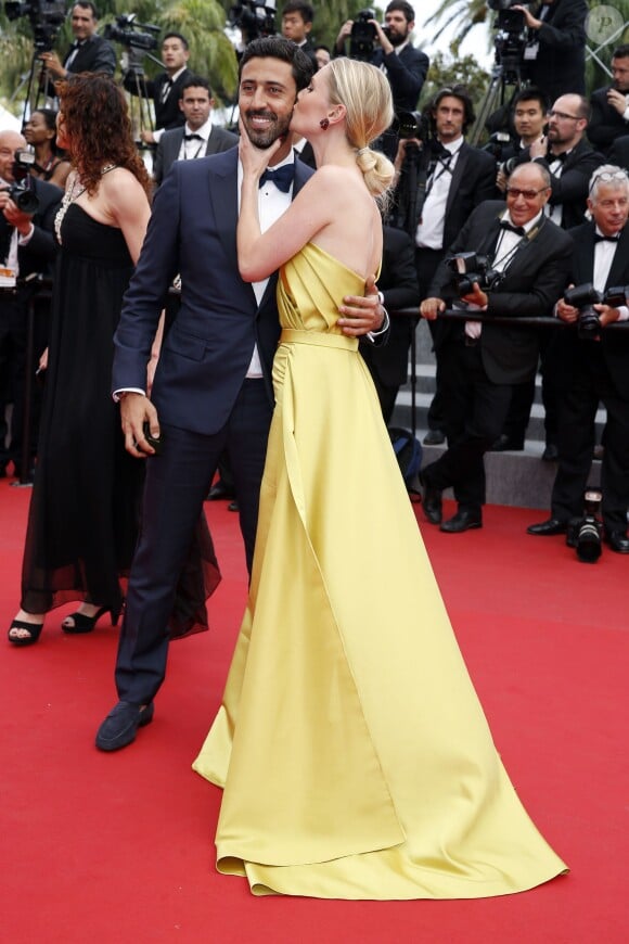 Un jeune homme et sa compagne amoureux - Montée des marches du film "La Glace et le Ciel" pour la cérémonie de clôture du 68e Festival du film de Cannes, le 24 mai 2015.