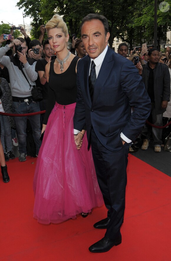 Nikos Aliagas et sa compagne Tina Grigoriou arrivent au dîner du Global Gift Gala, organisé au Four Seasons Hôtel George V à Paris, le 25 mai 2015.