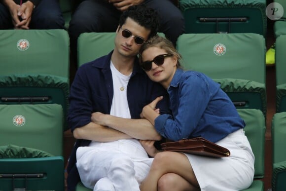 Adrien Gallo des BB Brunes et sa belle Ella au second jour des Internationaux de Roland-Garros à Paris, le 25 mai 2015