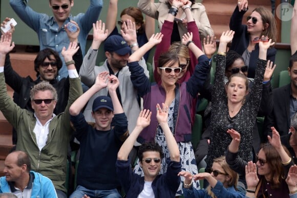 Denis Brogniart et son fils Dimitri, Pauline Lefèvre, Claudia Tagbo, Julie de Bona, Adrien Gallo et sa compagne au second jour des Internationaux de Roland-Garros à Paris, le 25 mai 2015