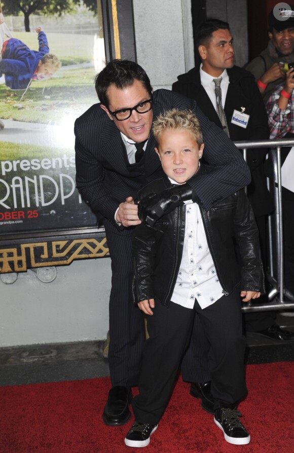 Johnny Knoxville et Jackson Nicoll à Hollywood, Los Angeles, le 23 octobre 2013.