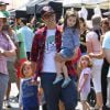 Johnny Knoxville et sa femme Naomi Nelson emmènent leurs enfants Rocko et Arlo au Farmers Market à Studio City, le 25 mai 2014.