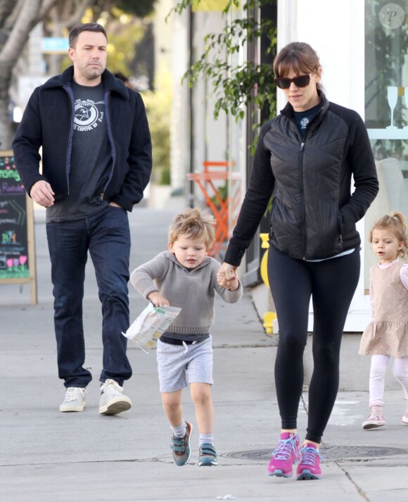 Ben Affleck, sa femme Jennifer Garner et leur fils Samuel sont allés prendre un petit déjeuner dehors à Santa Monica, le 7 avril 2015. 