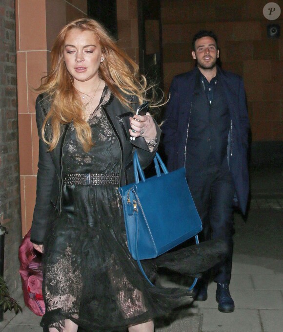Lindsay Lohan sort de boîte de nuit avec un homme dont on ne connaît pas l'identité, au Mayfair, à Londres, le 5 mai 2015