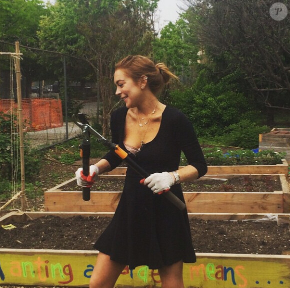Lindsay Lohan réalise des heures de travail d'intérêt général, sur Instagram le 16 mai 2015