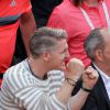 Le footballeur Bastian Schweinsteiger encourage sa compagne, la tenniswoman serbe Ana Ivanovic, qui a remporté son match en 3 sets face à Misaki Doi à Roland-Garros à Paris le 27 mai 2015.