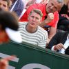 Le footballeur Bastian Schweinsteiger encourage sa compagne, la tenniswoman serbe Ana Ivanovic, qui a remporté son match en 3 sets face à Misaki Doi à Roland-Garros à Paris le 27 mai 2015.