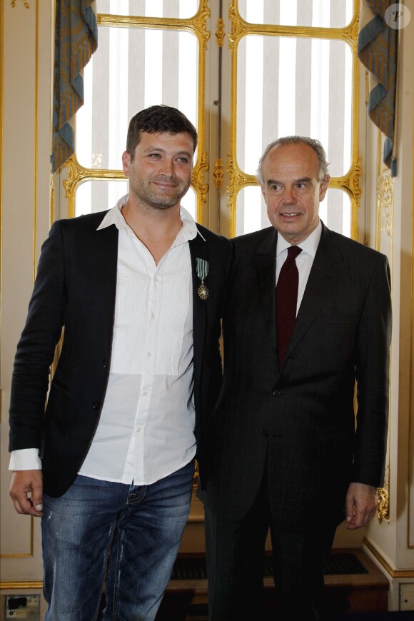 Yannick Delpech au ministère de la Culture lors de la remise de ses insignes de chevalier dans l'ordre des arts et des lettres le 23 septembre 2011