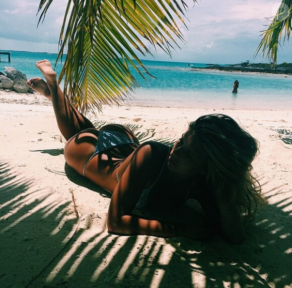 Natasha Oakley en vacances aux Bahamas en profite pour exhiber son corps de rêve 