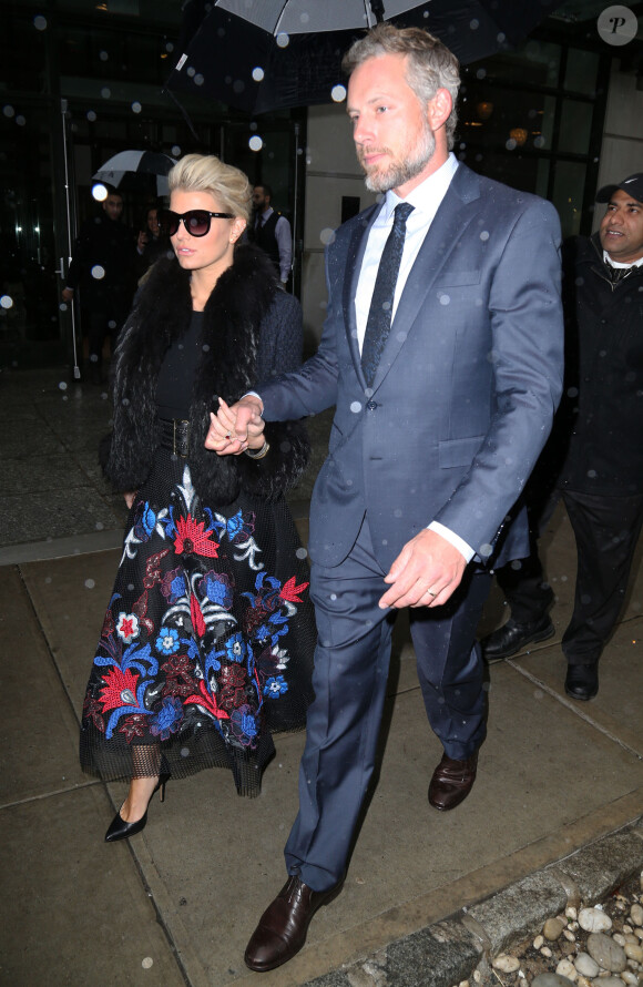 Jessica Simpson et son mari Eric Johnson à la sortie de leur hôtel sous une pluie battante à New York, le 14 mars 2015