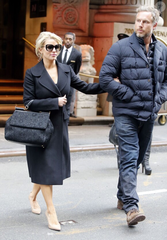 Jessica Simpson et son mari Eric Jonhson à la sortie de leur hôtel à New York, le 13 mars 2015
