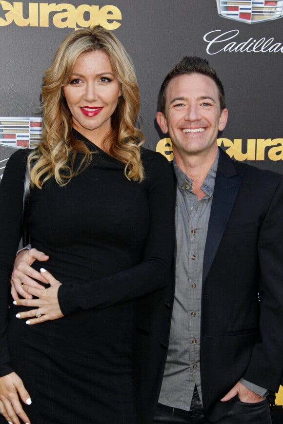 David Faustino et sa compagne Lindsay Bronson, enceinte de leur premier enfant - Première de "Entourage" au Regency Village Theatre de Los Angeles le 1er juin 2015 