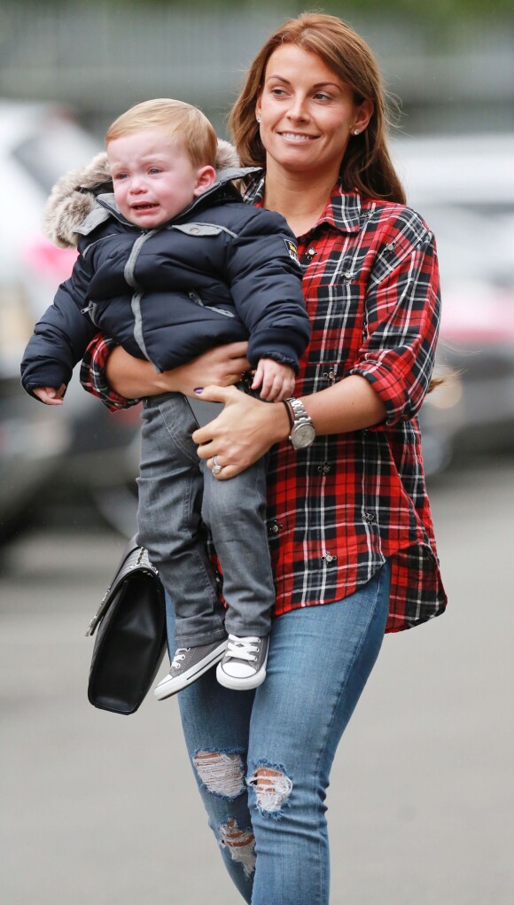 Coleen Rooney avec son petit garçon Klay, inconsolable, le 27 septembre 2014 avant de rentrer au Théâtre des Rêves, le stade de Manchester United