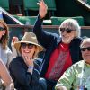Julie Gayet et Pierre Richard dans les tribunes des Internationaux de Paris à Roland-Garros, à Paris le 4 juin 2015.