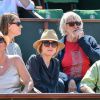 Julie Gayet et Pierre Richard dans les tribunes des Internationaux de Paris à Roland-Garros, à Paris le 4 juin 2015.
